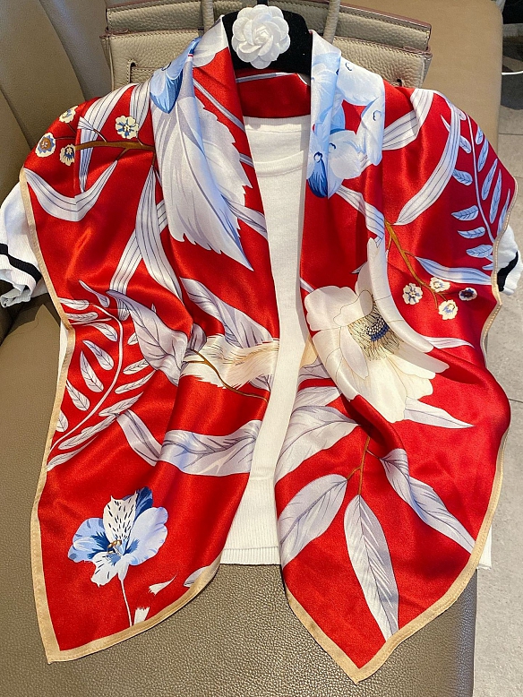 Schickes Quadratisches Gemustertes Halstuch aus Seide für Damen O001