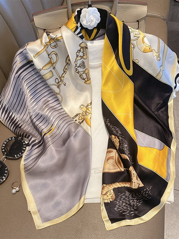 Vintage Quadratisches Gemustertes Halstuch aus Seide für Damen O003