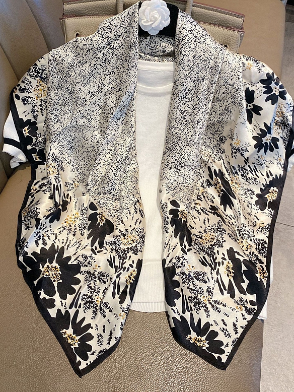 Schickes Quadratisches Gemustertes Halstuch aus Seide für Damen O001