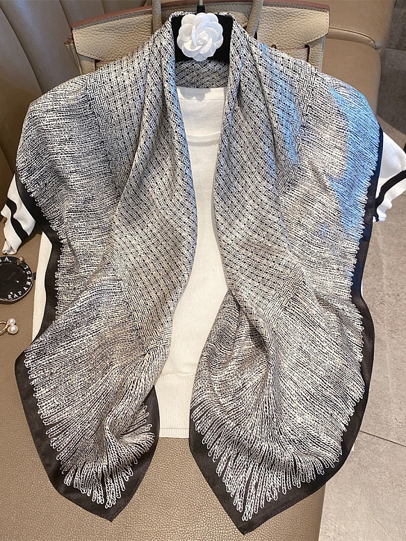 Schickes Quadratisches Gemustertes Halstuch aus Seide für Damen O001