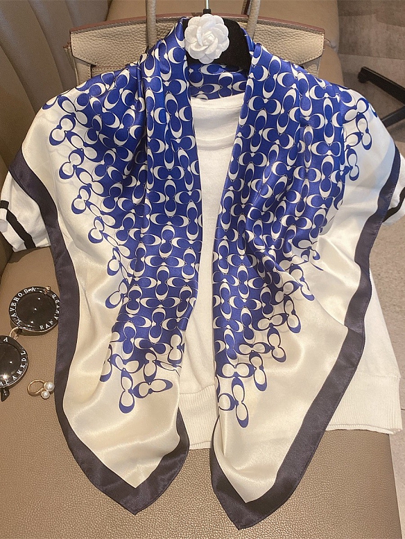 Vintage Quadratisches Gemustertes Halstuch aus Seide für Damen O003