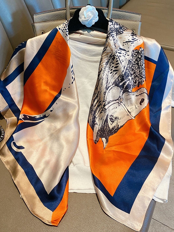 Schickes Quadratisches Gemustertes Halstuch aus Seide für Damen O001