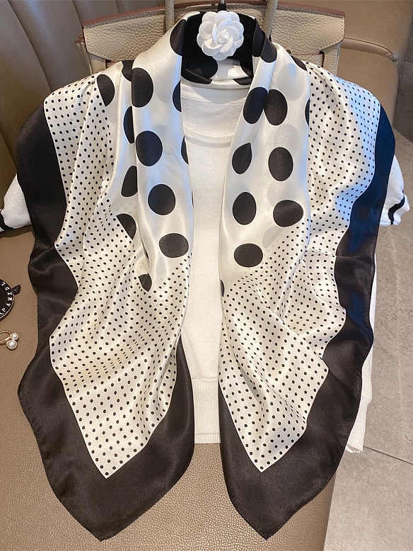 Vintage Quadratisches Gemustertes Halstuch aus Seide für Damen O003