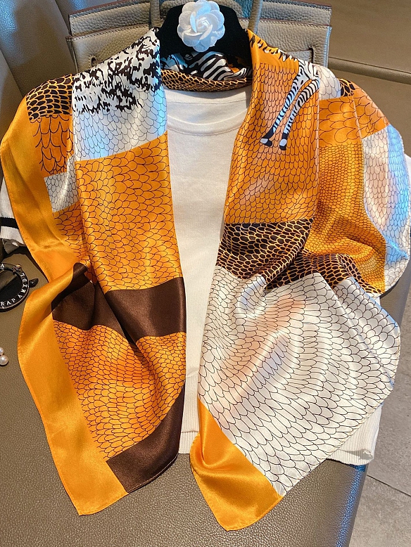 Schickes Quadratisches Gemustertes Halstuch aus Seide für Damen O001