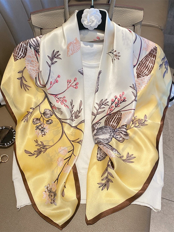 Vintage Quadratisches Gemustertes Halstuch aus Seide für Damen O003