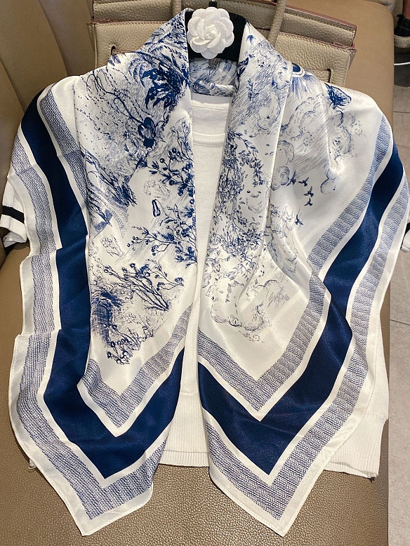 Schickes Quadratisches Gemustertes Halstuch aus Seide für Damen O001