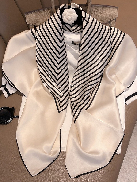 Schickes Quadratisches Gemustertes Halstuch aus Seide für Damen O001