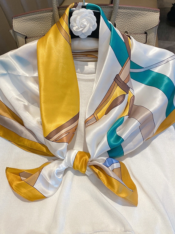 Schickes Quadratisches Gemustertes Halstuch aus Seide für Damen O001