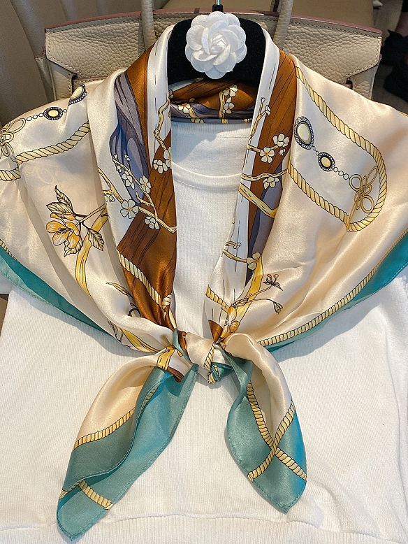 Schickes Quadratisches Gemustertes Halstuch aus Seide für Damen O001